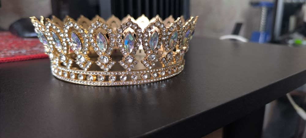 Корона на торт в камнях с переливом