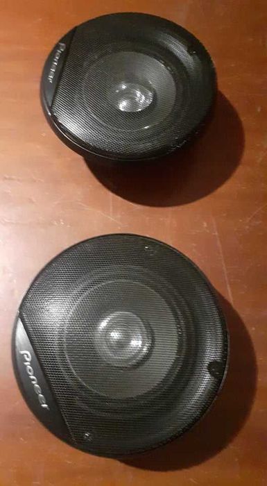 Colunas Pioneer pretas