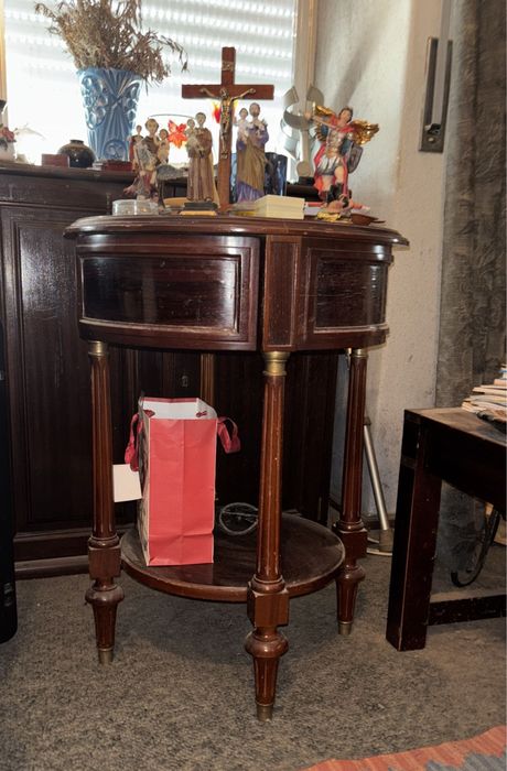 Mesa de cabeceira ou movel para sala