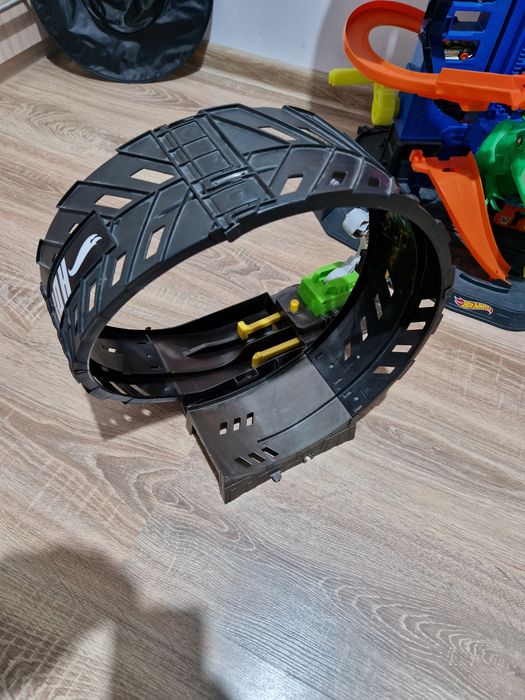Hot wheels pętla monster truck
