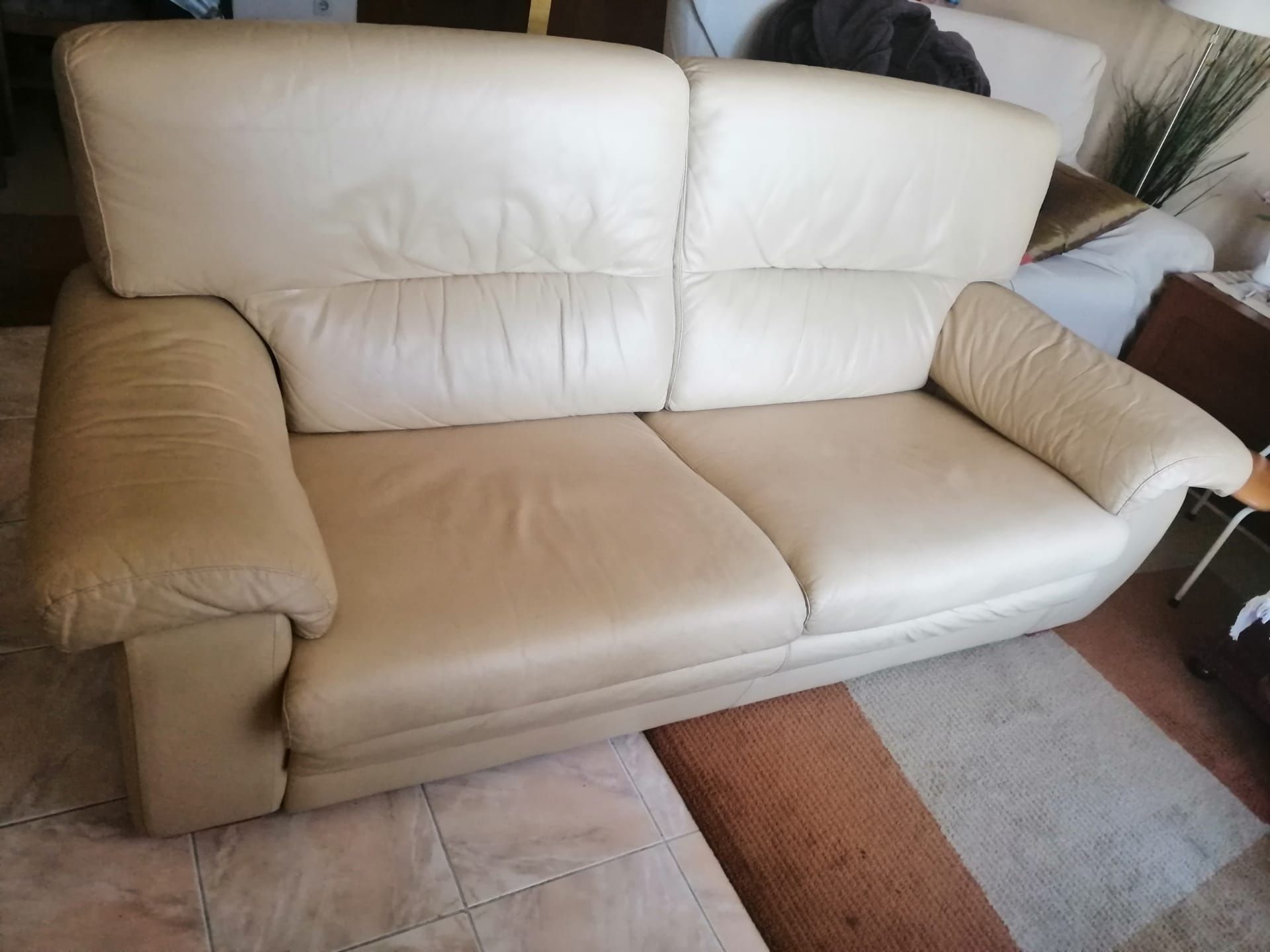 Sofá em pele bege 3 lugares 205x95x93