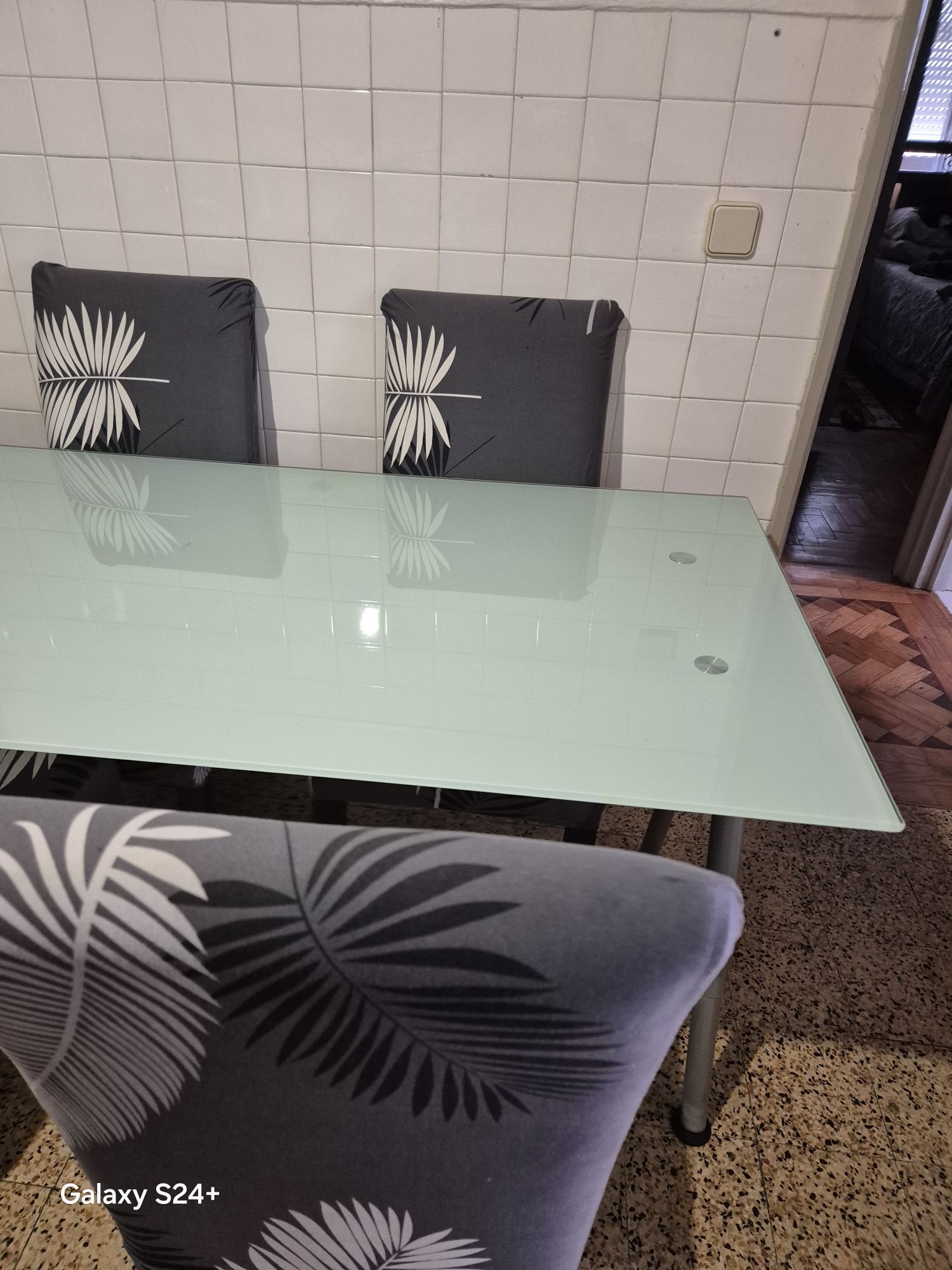 Mesa de vidro  1,80 por 80 + 4 cadeira