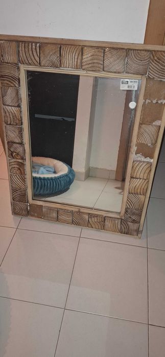 Espelho com moldura em madeira