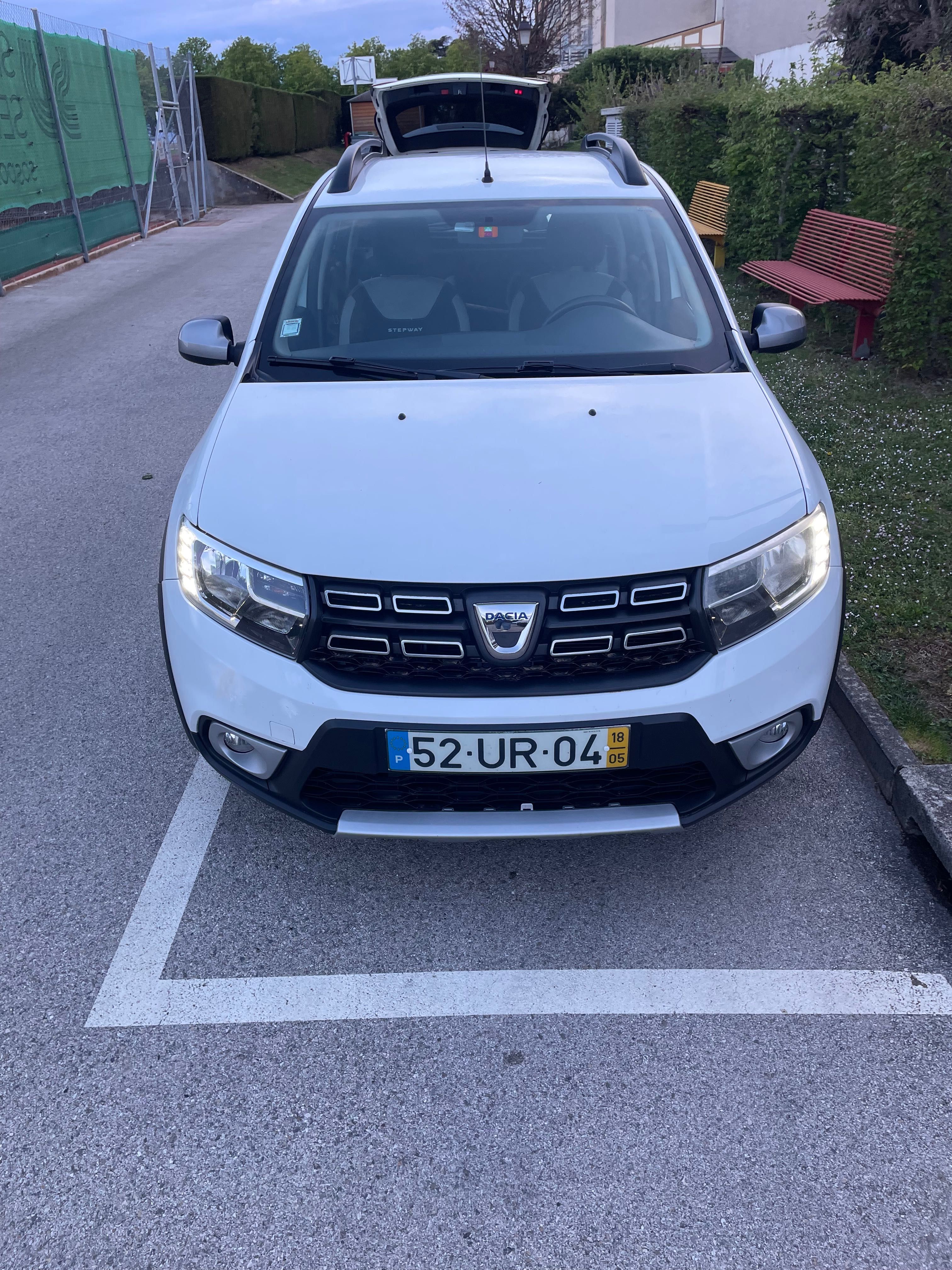 Carro semi novo, manutenção em dia - oportunidade única!