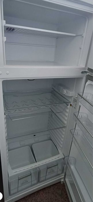 Vendo frigurifico Hotpoint Ariston.( na compra do frigurifico ofereco
