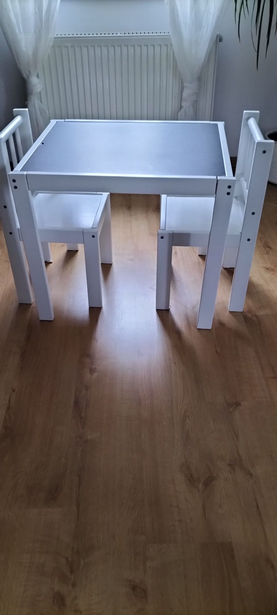 Drewniany stolik z krzesełkami dla dzieci