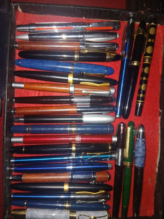 30 canetas novas com bolsa  a sua escolha  por 10 € cada