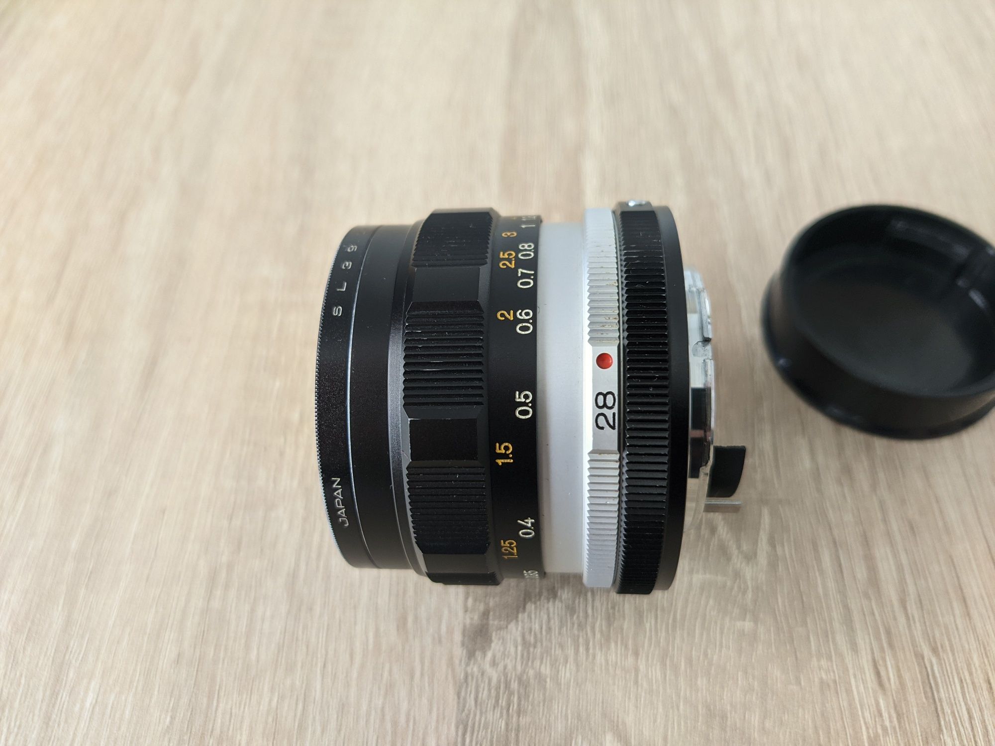 Konica Hexanon AR 28mm f/3.5 (7-el.) + adapter AR Sony E + osłona