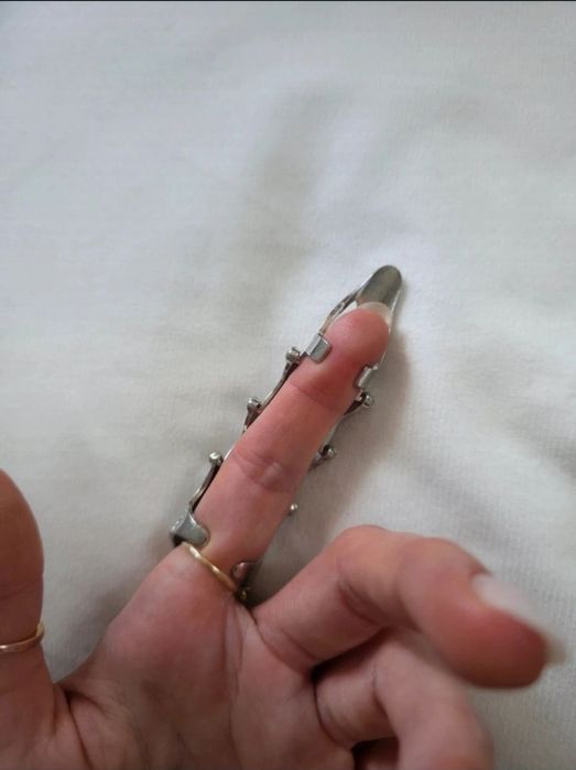 Srebrny pierścionek pierścień szpon zbroja pazur emo alternative gothi