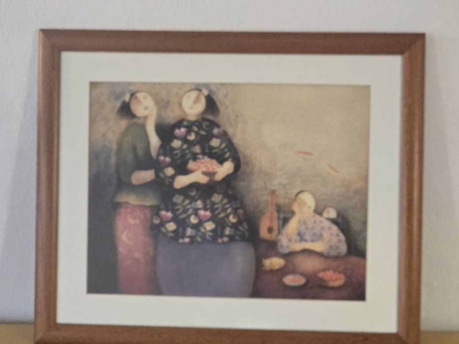 Quadros emoldurados em madeira com estampas