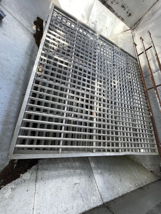 Grelhas em Inox 4 unidades e alguns tabuleiros em inox