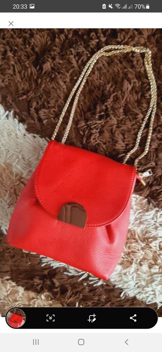 Красная женская сумочка.
