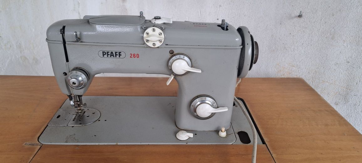 Máquina de costura antiga PFAFF260