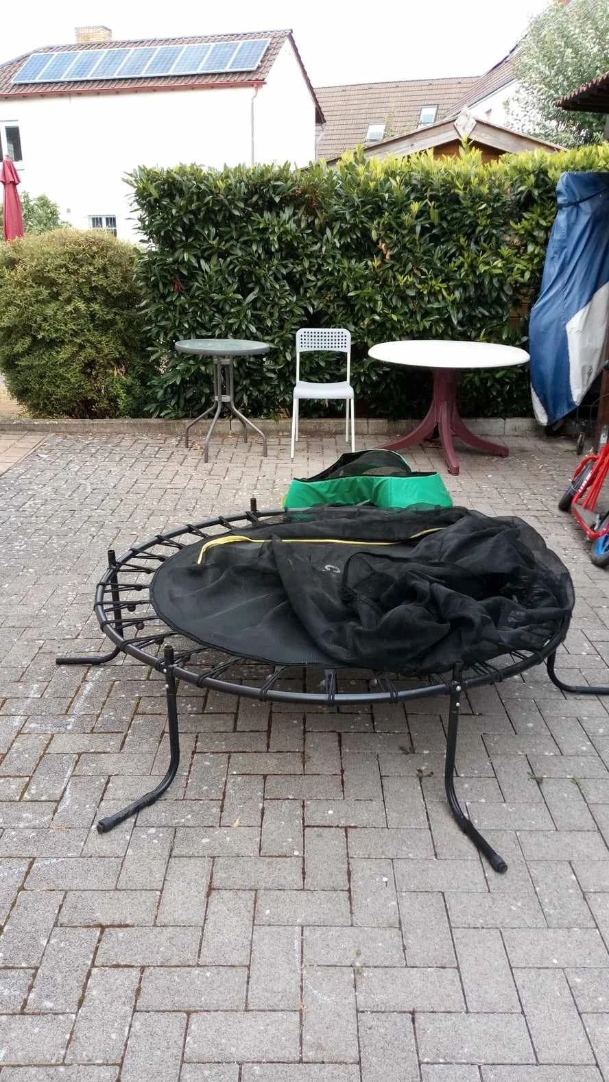 Trampolina dla jednego dziecka mała stan bardzo dobry .