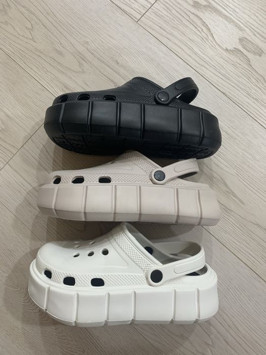 Крокси на платформі