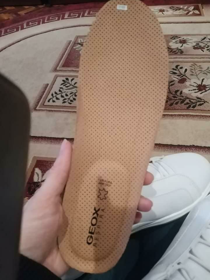 кроссовки Geox изготовлены из кожи.