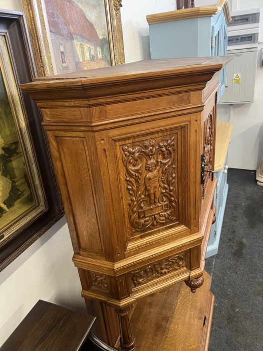 Kredens/Pomocnik bogato rzeźbikny/motywy religijne/Raty