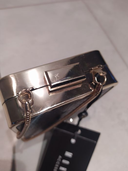 Czarna torebka MOHITO na łańcuszku