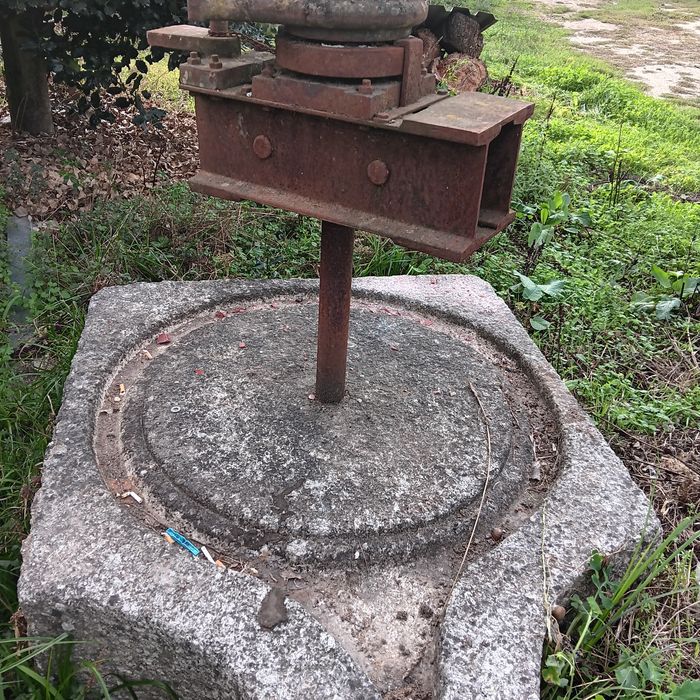Base em pedra com estrutura metalica para jardim
