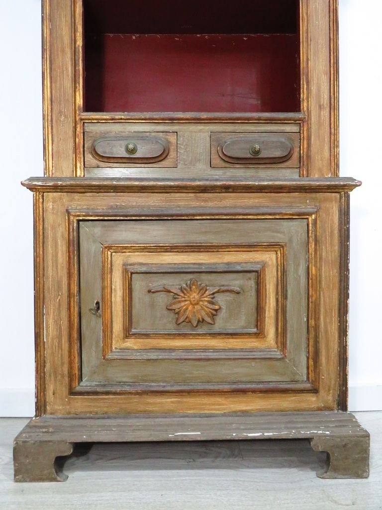 Móvel rústico/ Altar com pinturas originais.