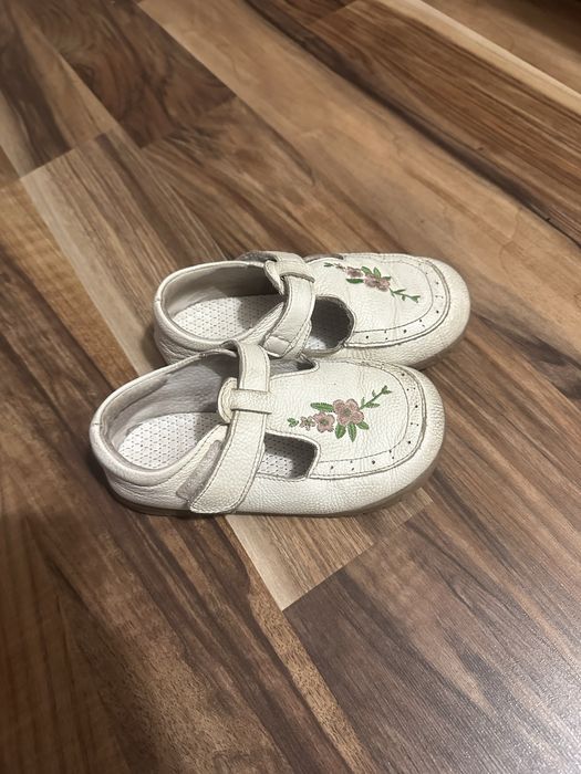 Sandaly rozmiar 32 biale