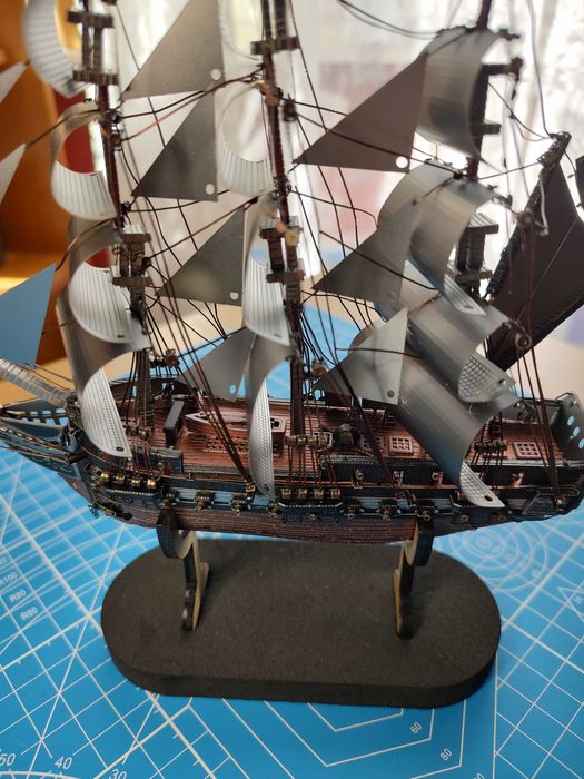 USS Constitution gotowy metalowy model Piececool 21 cm + gablota
