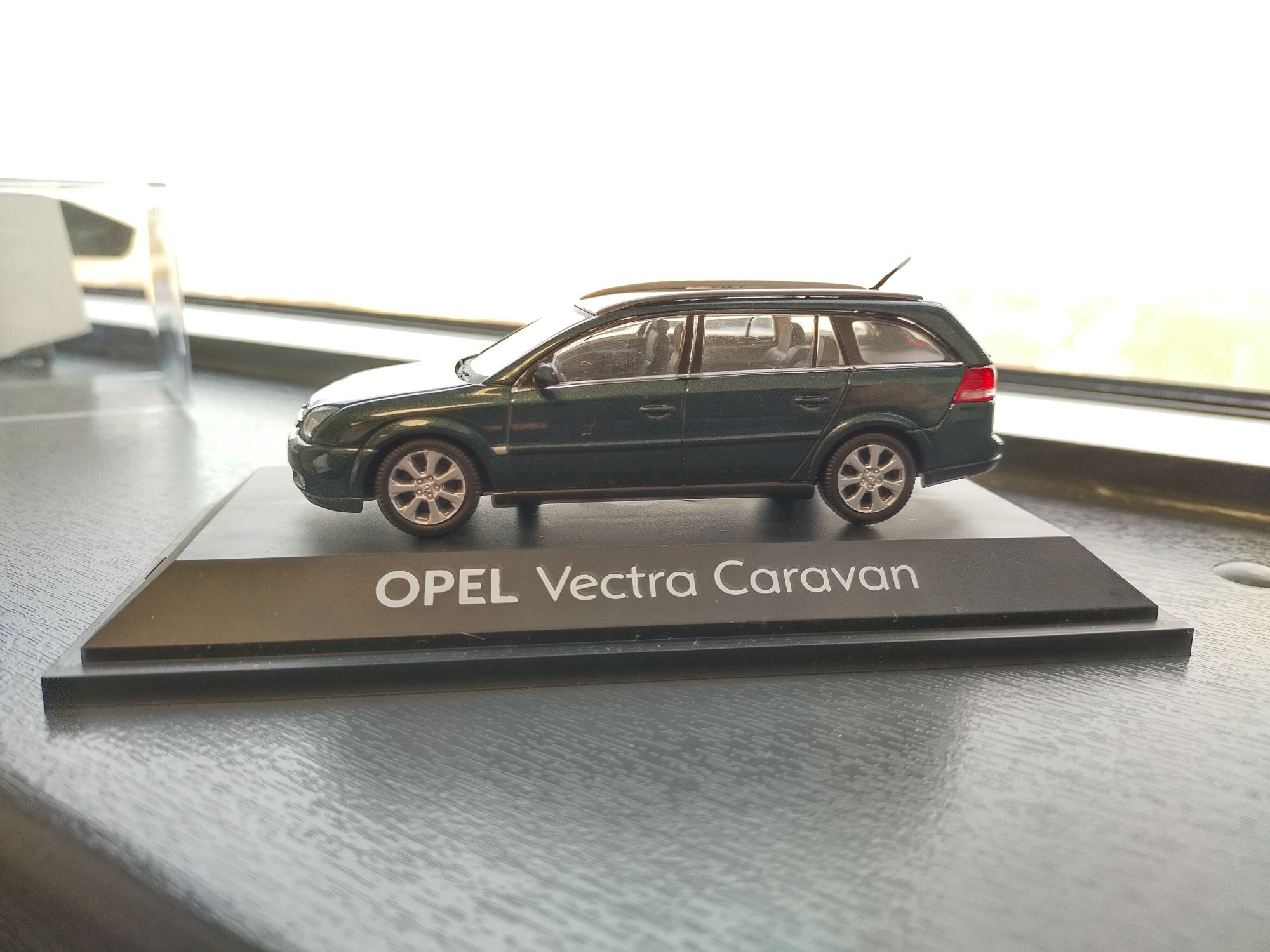 Opel Vectra C Caravan III 1:43 Schuco zielony met.