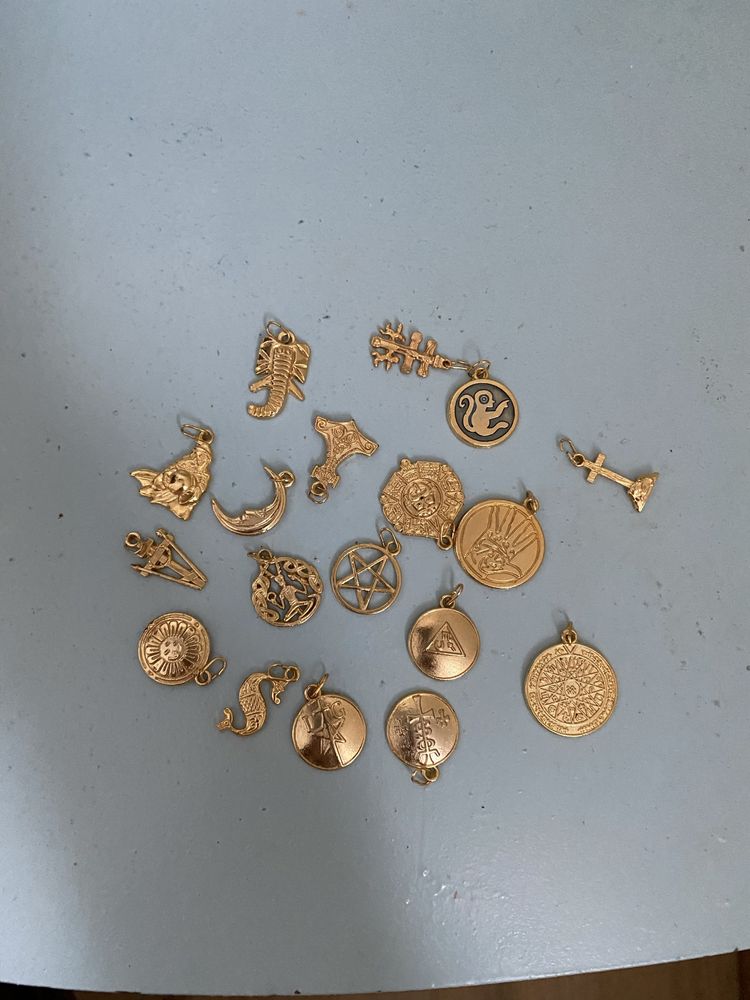 Conjunto de 18 pendentes dourados
