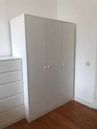 Roupeiro IKEA - KLEPPSTAD – 3 portas - branco
Em muito bom estado.