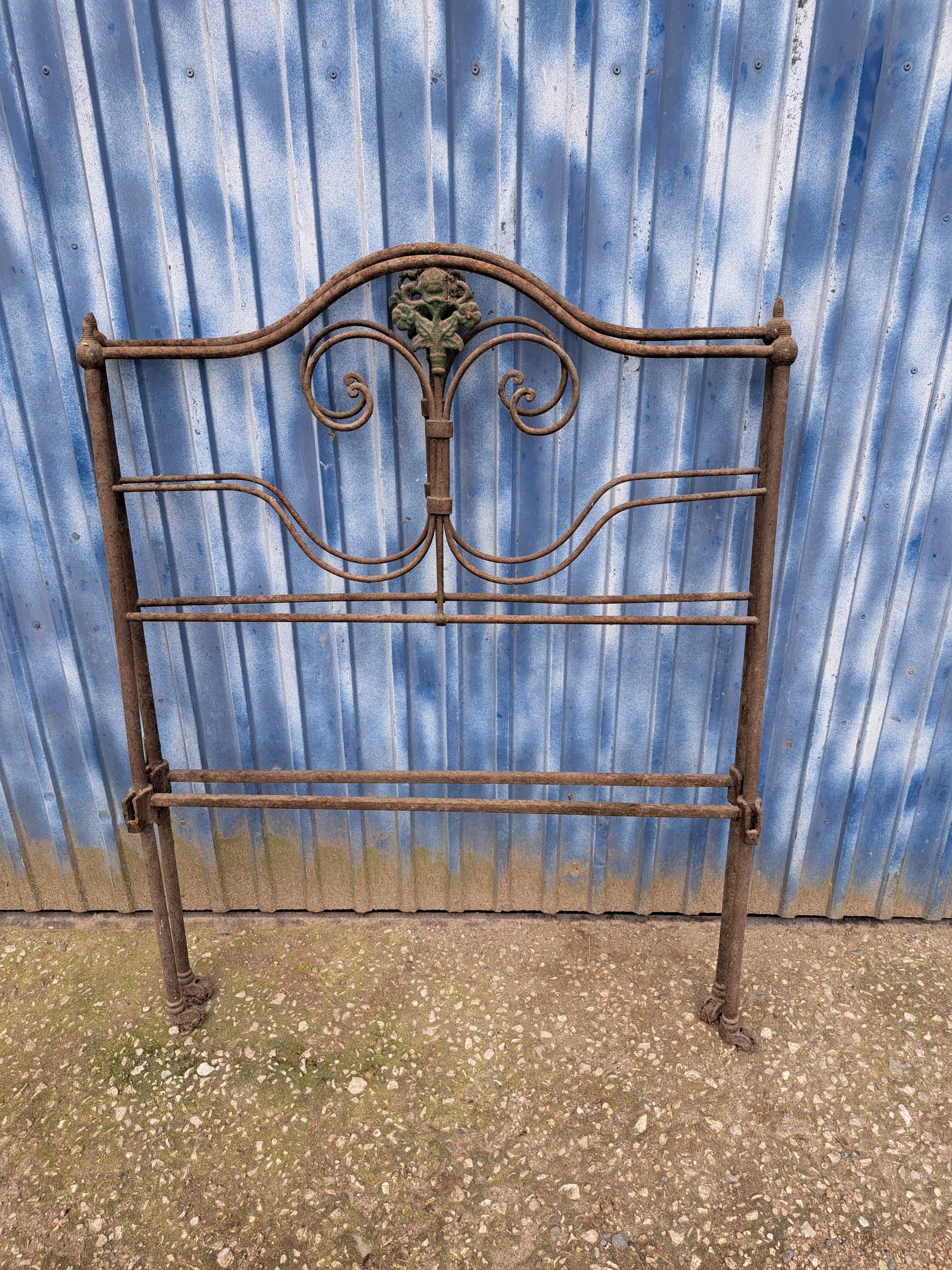 Cama de ferro antiga