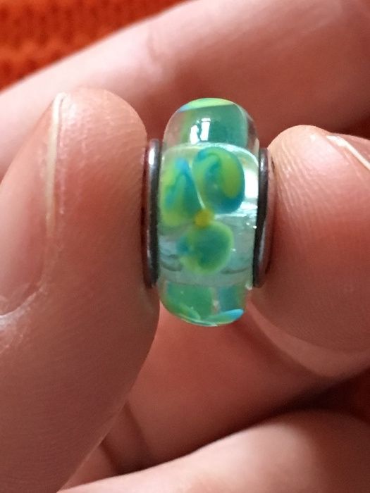 Conta murano verde com flores da marca Pandora