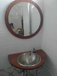 Espelho e lavatório inox com madeira