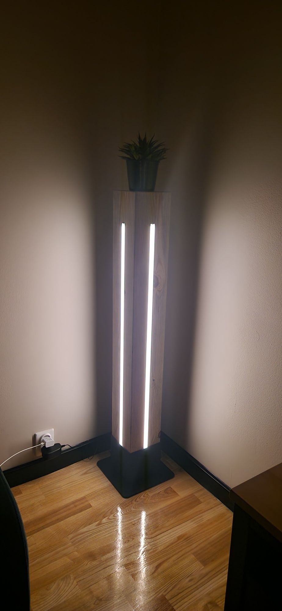 Lampa drewniana stojaca narożna LOFT