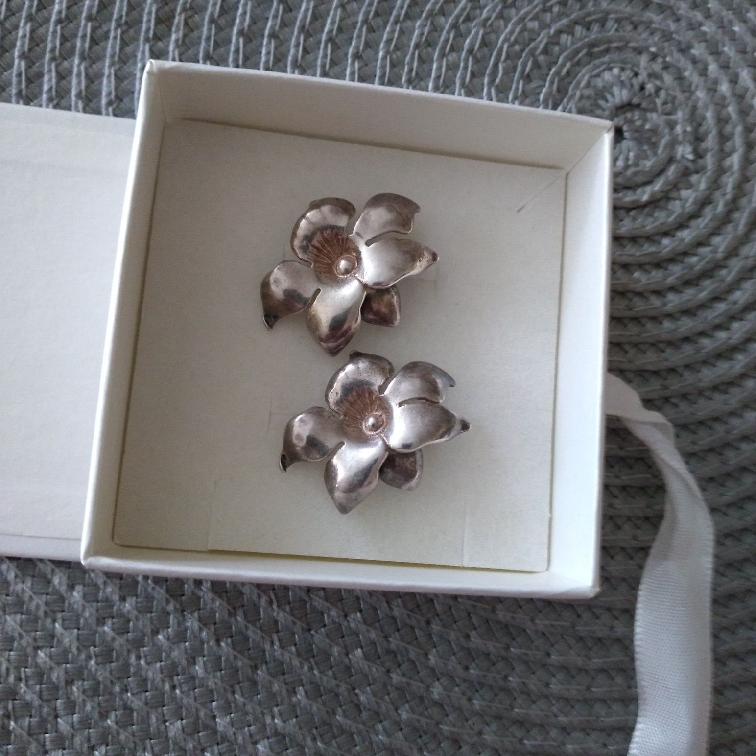 Kolczyki na prezent wkręcane srebrne 925  kwiatki