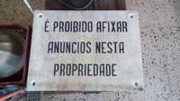 Antiga placa em marmore "É proibido afixar anuncios nesta propriedade"