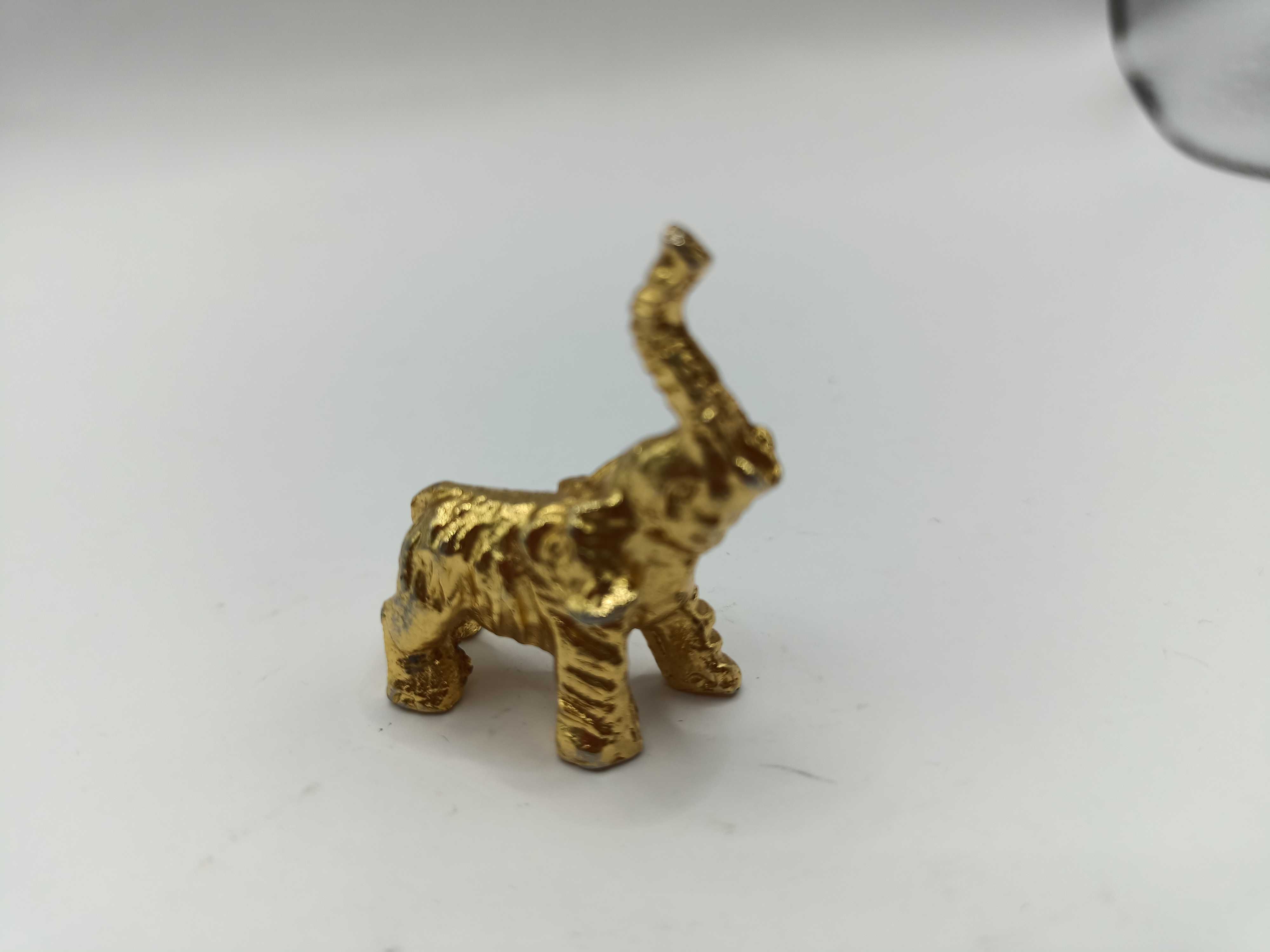 Metalowy malutki słoń koloru złotego