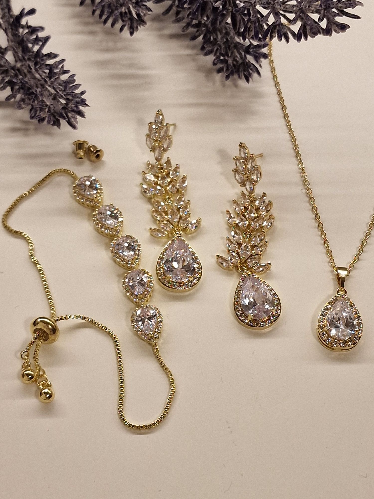 Komplet biżuterii ślubnej w złotym kolorze