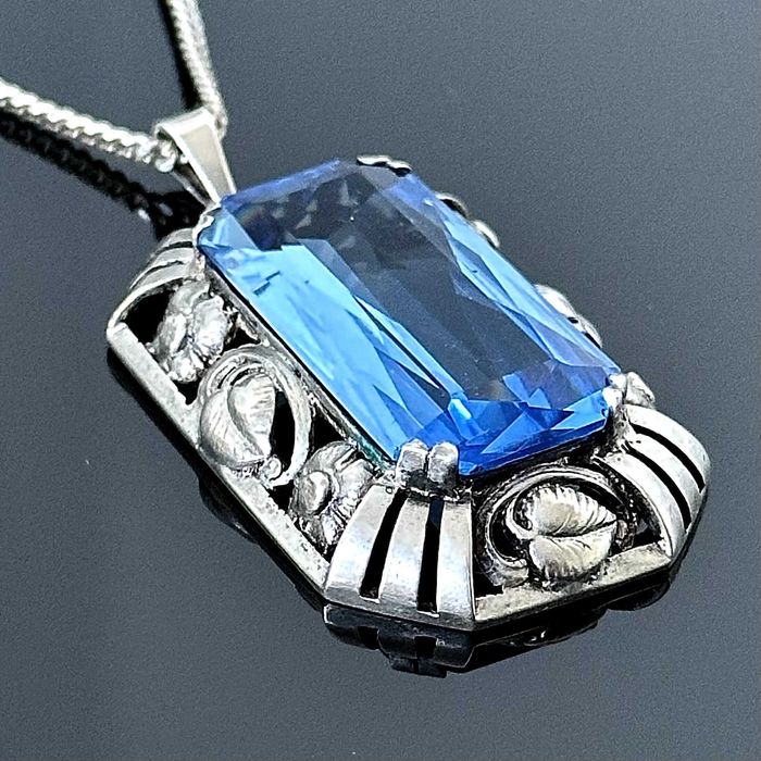 Srebrna przywieszka z Akwamarynem z około 1900r. srebro próby 835