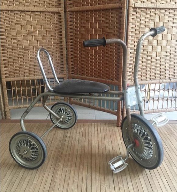 Triciclo vintage enferrujado