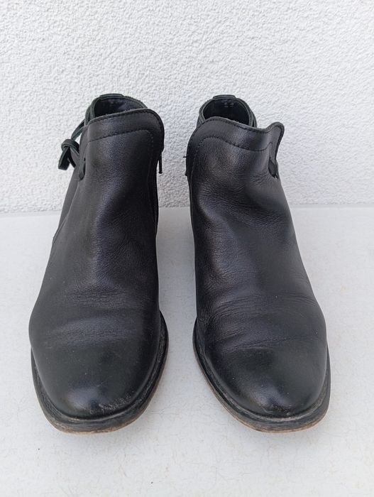 Czarne botki typu sztyblety