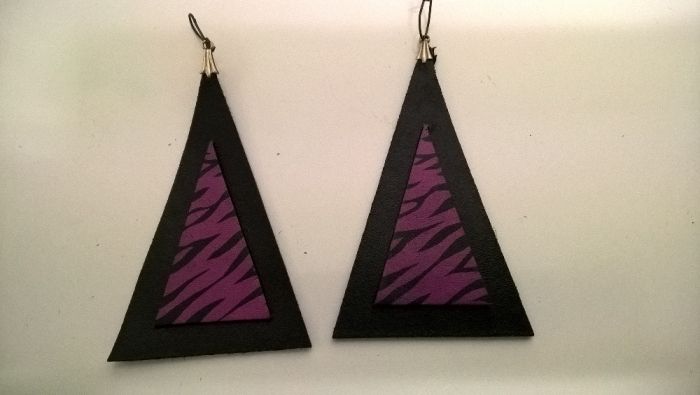 Brincos triangulares preto e roxo em pele