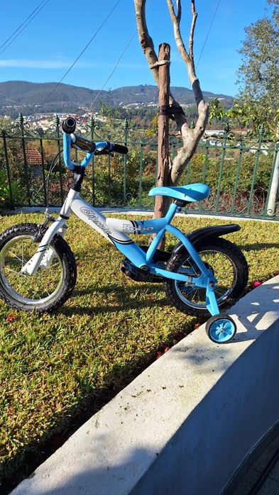 Bicicleta de menino em ótimo estado.