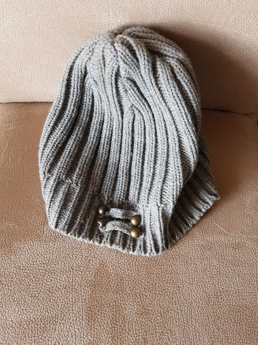 Gorro em malha cinzento