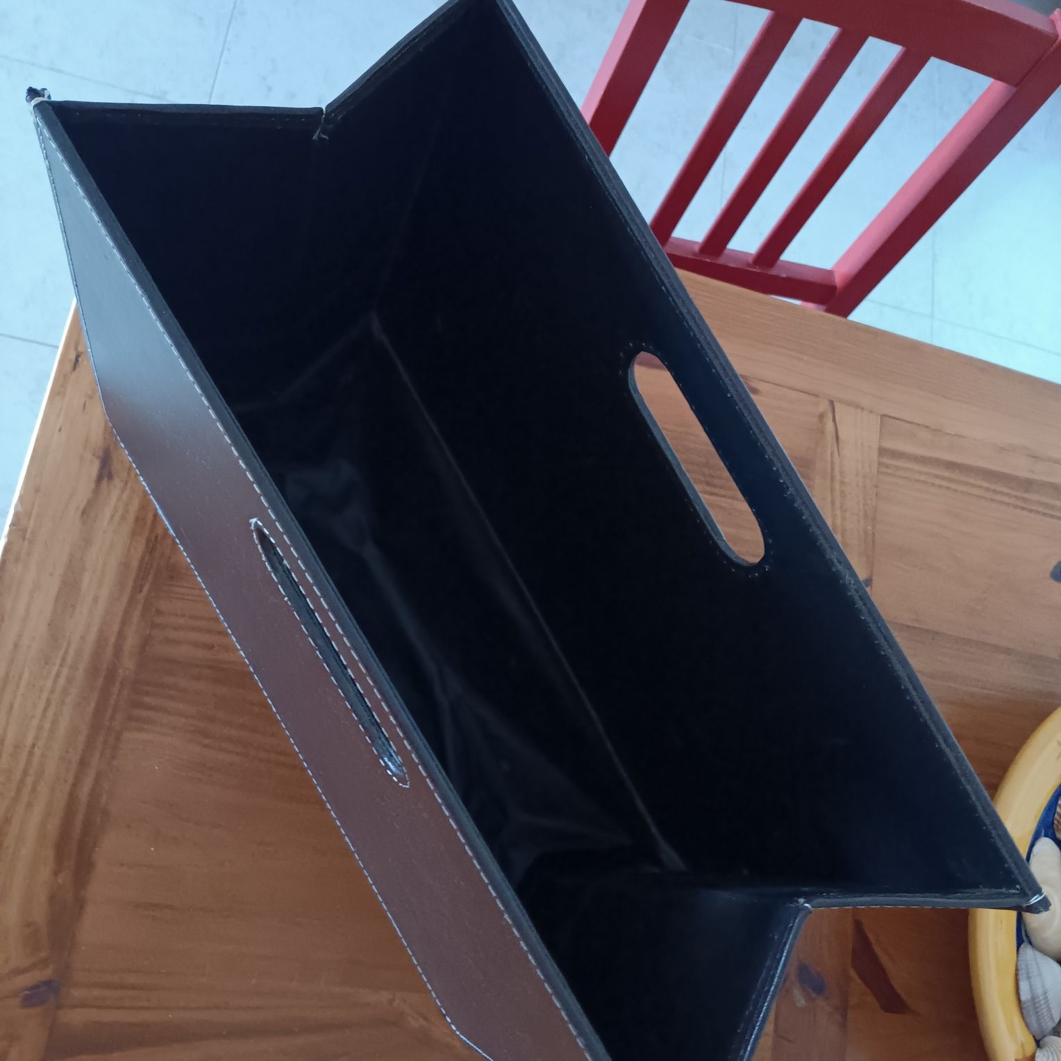 Porta Rrevistas de chão em napa castanho