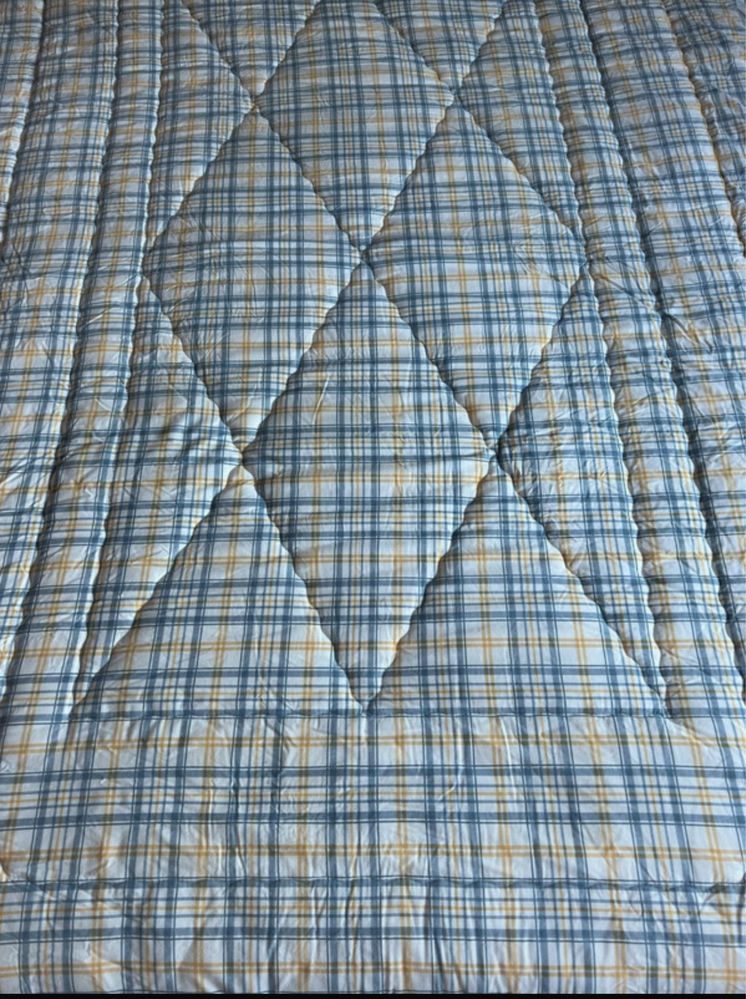 Edredon reversivel em tons de azul e amarelo torrado
