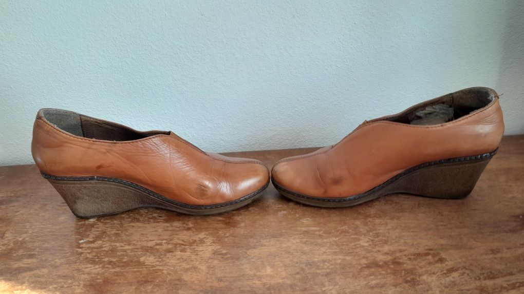 Botas em pele de cunha com elástico à frente