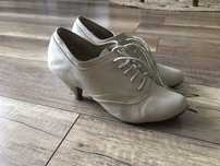 Beżowe buty retro na obcasie 39