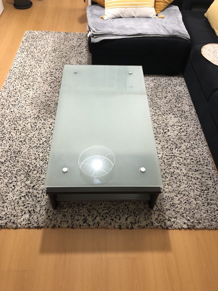 Mesa de sala em vidro e madeira