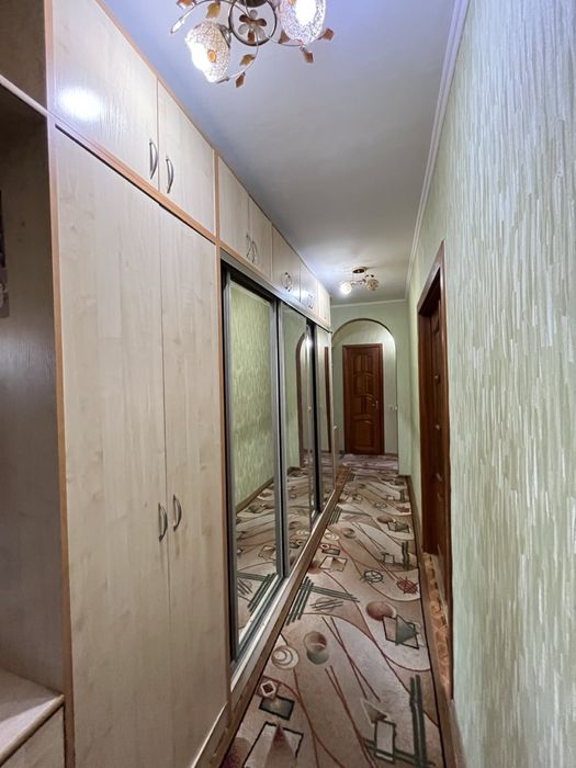 Продаж трьохкімнатної квартири на Київській