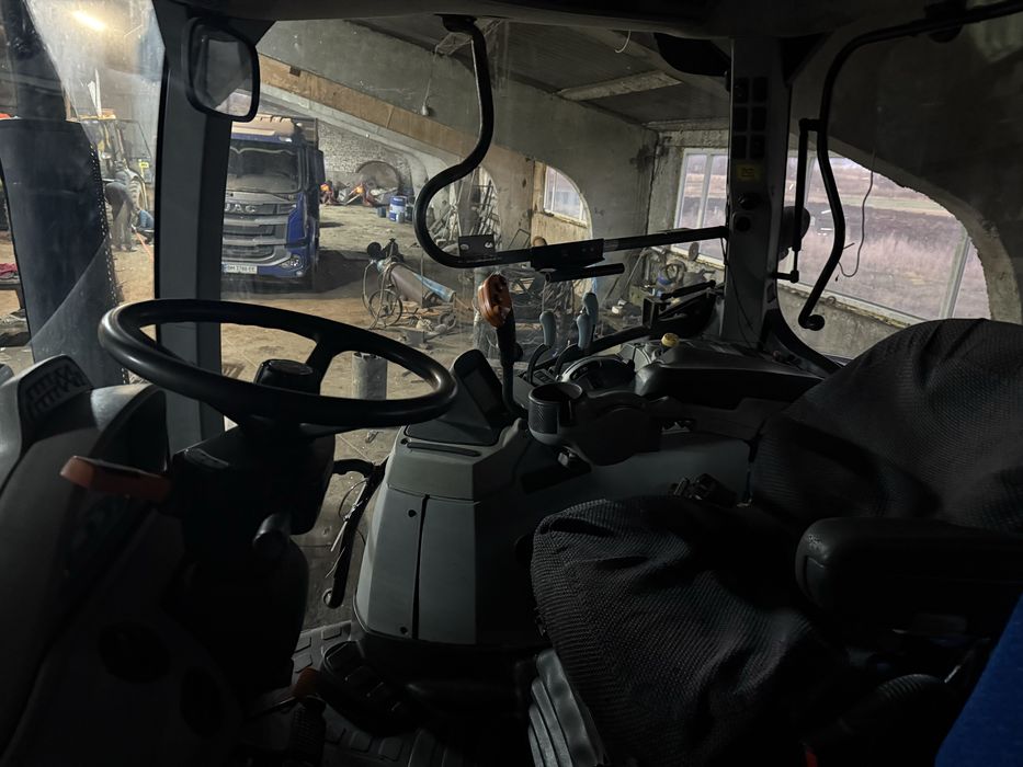 Пррдається трактор New Holland T7060